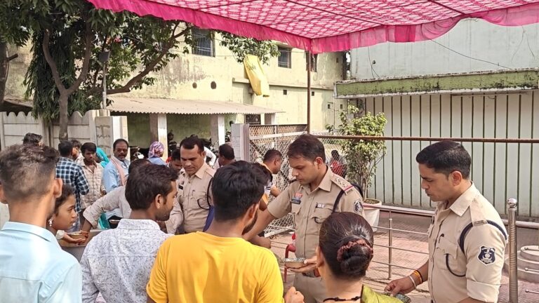 “सावन के अंतिम सोमवार पर कोतरारोड़ पुलिस बनी श्रद्धालुओं की सेवा का प्रतीक, पुलिसकर्मियों ने थाना परिसर में श्रद्धालुओं में किया प्रसाद वितरण”