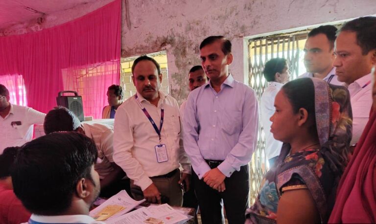 वित्तीय समावेशन संतृप्ति अभियान के अंतर्गत डोंगीतराई ग्राम पंचायत में शिविर आयोजितजनधन खातों का केवायसी, बीमा एवं पेंशन योजनाओं के बारे में ग्रामीणों को दी गई जानकारीडिजिटल धोखाधड़ी और निष्क्रिय खातों के प्रति किया गया जागरूकजिले के ग्राम पंचायतों में बैंकों द्वारा लगाए जा रहे शिविर