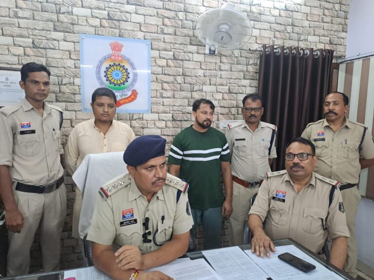 ● सोनिया नगर चोरी कांड का मुख्य आरोपी धीरज शर्मा को कोतवाली पुलिस ने चलते बस से दबोचा, आरोपी का साथी भी गिरफ्तार●आरोपी धीरज शर्मा व्यापारी के घर से सोने के बिस्किट, चांदी के सिल्ली और नकदी चोरी में था फरार ●पुलिस ने पहले ही चोरी का सारा माल मीर रिजवान से&nbsp; की थी बरामद, तब आरोपी मीर रिजवान पुलिस को किया गुमराह●घटना के बाद आरोपी धीरज ने कई जगह छिपकर फरारी काटी पर पुलिस के बिछाये जाल में फंसा●आरोपी धीरज से चोरी में उपयोग की गई दो स्कूटी और मोबाइल जब्त, दोनों आरोपियों को पुलिस ने भेजा रिमांड पर