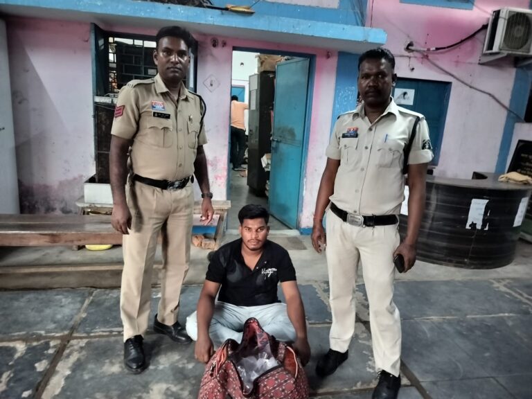 ● जूटमिल पुलिस का अमलीभौना में छापा, अवैध महुआ शराब के साथ आरोपी गिरफ्तार, 70 पाउच अवैध महुआ शराब जब्त