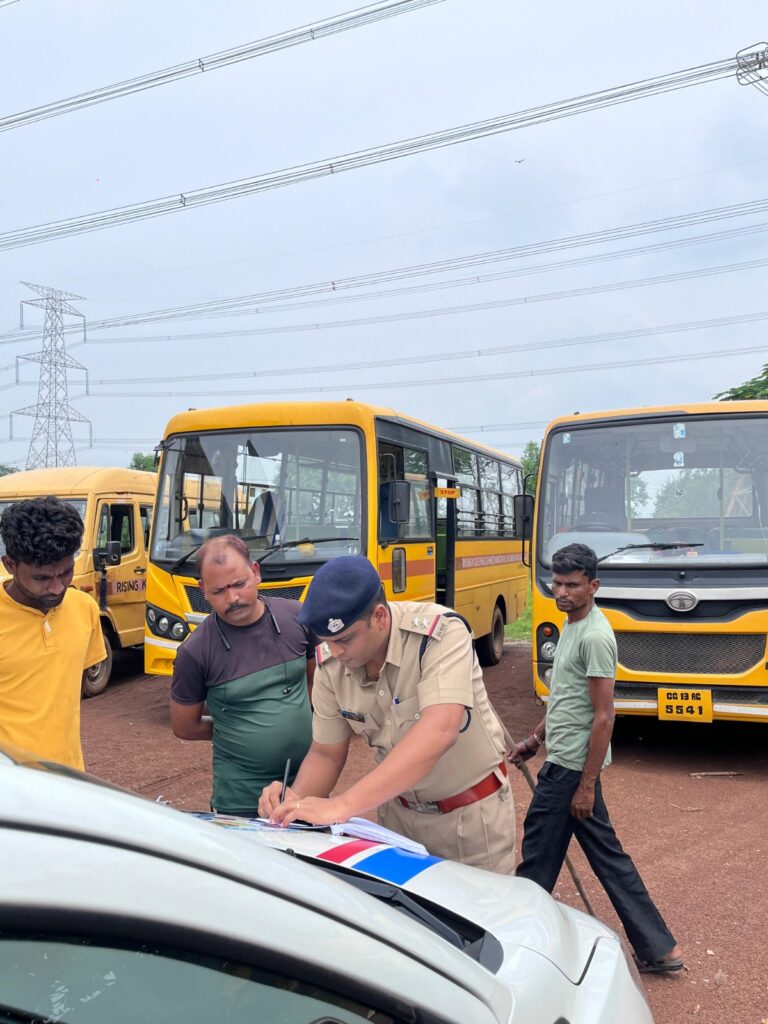 फिटनेस प्रमाण-पत्र नहीं होने पर 10 स्कूल बसों पर 38 हजार रुपए की चालानी कार्रवाईदो स्कूली बसों पर 55 हजार 989 रुपए का वसूला गया बकाया टैक्सबच्चों की सुरक्षा सर्वोपरि: कलेक्टर चतुर्वेदी के निर्देश पर स्कूली बसों की जांच लगातार जारी