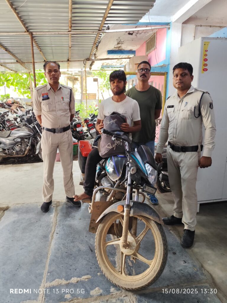 ●जूटमिल पुलिस की घेराबंदी में शराब तस्कर गिरफ्तार, मोटरसाइकिल और 30 पाव देशी शराब जब्त