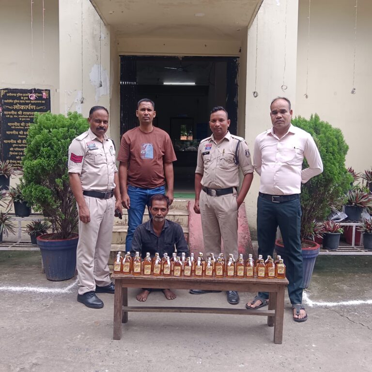 ● कोलाईबहाल में चक्रधरनगर पुलिस ने फिर दी दबिश, 35 पाव अंग्रेजी शराब के साथ आरोपी गिरफ्तार