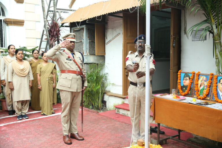 ●रायगढ़ जिले में स्वतंत्रता दिवस पर पुलिस थानों व चौकियों में ध्वजारोहण, देशभक्ति के जयकारों से गूंजा माहौल