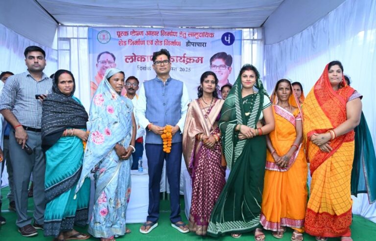 रायगढ़ जिले में महिला स्व सहायता समूहों ने शुरू किया “रेडी-टू-ईट” का उत्पादनप्रदेश के 6 जिलों में पायलट प्रोजेक्ट, रायगढ़ बना उत्पादन शुरू करने वाला पहला जिलामहिलाओं की तरक्की और बच्चों का स्वास्थ्य, दोनों को नया आयाम देगा ‘रेडी-टू-ईट’ : मुख्यमंत्री श्री सायमुख्यमंत्री श्री साय ने 10 महिला स्व-सहायता समूहों को सौंपे थे अनुबंध पत्रवित्त मंत्री ओ पी चौधरी ने कोतरलिया में रेडी-टू-ईट यूनिट का किया शुभारंभ