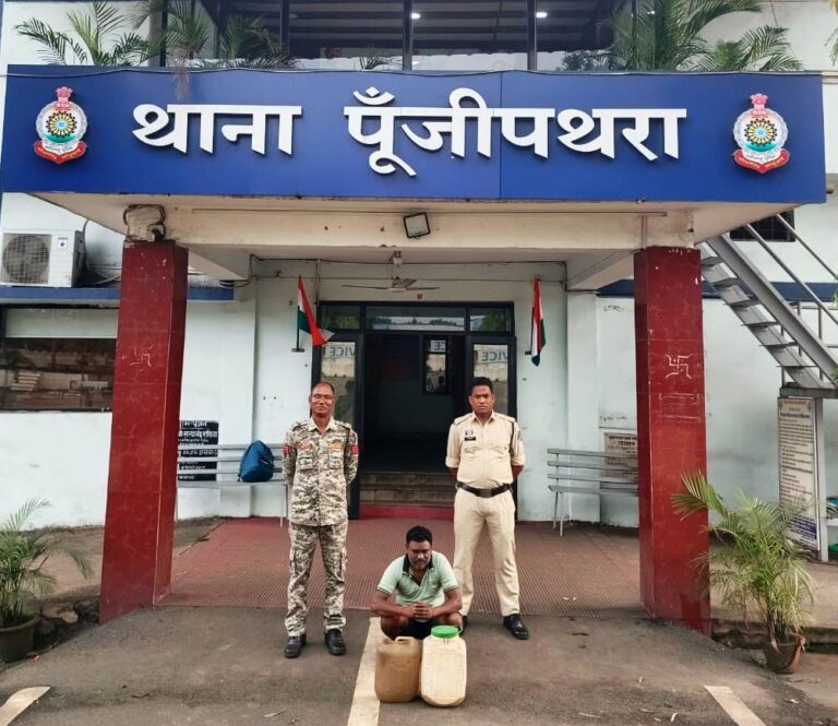 ● पूंजीपथरा पुलिस की ग्राम तुमीडीह और ग्राम चिराईपानी में शराब रेड कार्रवाई, दो आरोपियों से 32 लीटर अवैध महुआ शराब जब्त