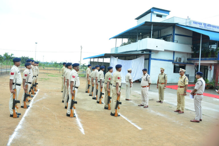 ● पुलिस अधीक्षक ने किया पूंजीपथरा थाने का वार्षिक निरीक्षण, कहा – “थाना आने वाले पीड़ित से सकारात्मक व्यवहार करें”● थाना प्रभारी के नवाचार और सामुदायिक&nbsp; पुलिसिंग के कार्यों की किये सराहना