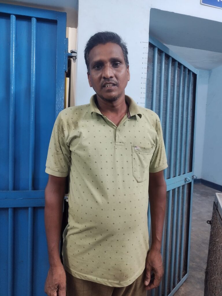 ● स्कूटी पर शराब ले जाते कोतरारोड़ पुलिस के हत्थे चढ़ा, पिछले छह साल में 16वीं बार अवैध शराब मामले में दबोचा गया है आरोपी