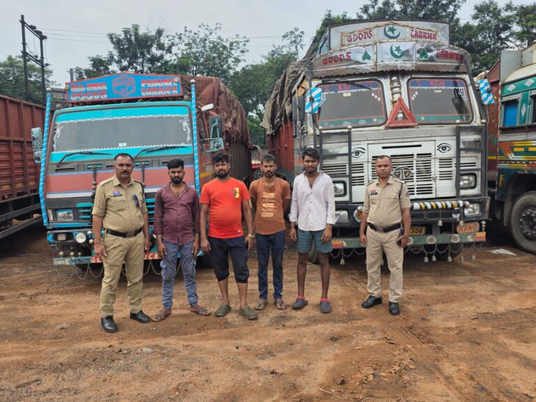 ● दो ट्रक और दो माजदा से 49 टन कबाड़ जप्त, करीब 14 लाख का माल जब्त करने में पूंजीपथरा पुलिस को मिली सफलता