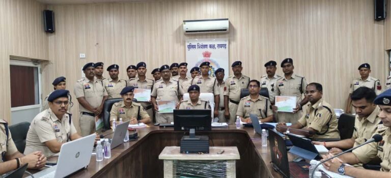 पुलिस अधीक्षक ने की अपराध समीक्षा बैठक, उत्कृष्ट कार्य करने वाले पुलिसकर्मी हुए सम्मानित● गंभीर मामलों, शिकायत, सीसीटीएनएस, ई-साक्ष्य और वारंट-समन तामिली की हुई समीक्षा● बैठक में सुखा नशा पर अभियान और तेज करने के निर्देश● संपत्ति संबंधी अपराधों की बढ़ोतरी पर थाना प्रभारियों को मिले निर्देश● दुर्गा पूजा और दशहरा पर्व में शांति व्यवस्था पर विशेष जोर