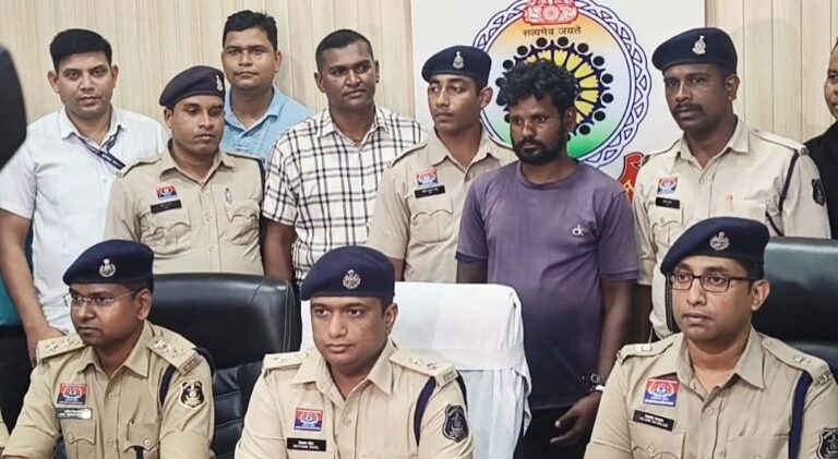 खरसिया ठुसेकेला हत्याकांड का पुलिस ने 48 घंटे में किया खुलासा, पड़ोसी और नाबालिग गिरफ्तार• चरित्र शंका बनी हत्या की वजह, बाड़ी के खाद गड्ढे से बरामद हुए थे चारों मृतकों के शव