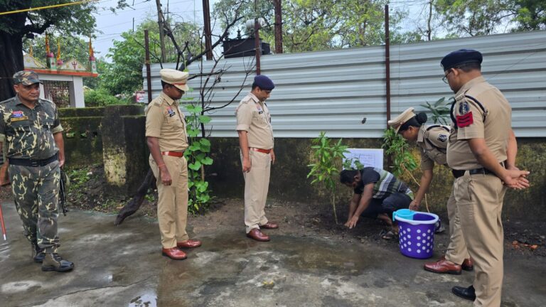 ● पुलिस अधीक्षक ने तमनार थाने का किया वार्षिक निरीक्षण, रिकार्ड संधारण, साफ-सफाई और वृक्षारोपण की सराहना, अनुशासन और जनसेवा पर जोर