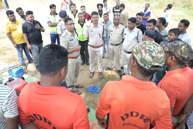 महानदी में फंसे लोगों को बचाव दल ने मोटरबोट से सुरक्षित निकालाबाढ़ आपदा से बचाव और राहत कार्यों के लिए तटवर्ती गांवों सिंगपुरी और चंघोरी में हुआ मॉक ड्रिलजिला आपदा राहत फोर्स ने अन्य प्रशासनिक विभागों के साथ मिलकर किया अभ्यास