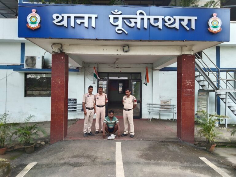 ● कोतरारोड़ और पूंजीपथरा पुलिस की अवैध गांजा बिक्री पर कार्यवाही● कोसमनारा ओवरब्रिज पर कोतरारोड़ पुलिस ने की घेराबंदी, गांजा तस्करी कर रहे आरोपी से 900 ग्राम गांजा बरामद● अवैध रूप से गांजा बेचने की सूचना पर पूंजीपथरा पुलिस की ग्राम देलारी में रेड कार्यवाही, एक आरोपी अवैध गांजा के साथ गिरफ्तार