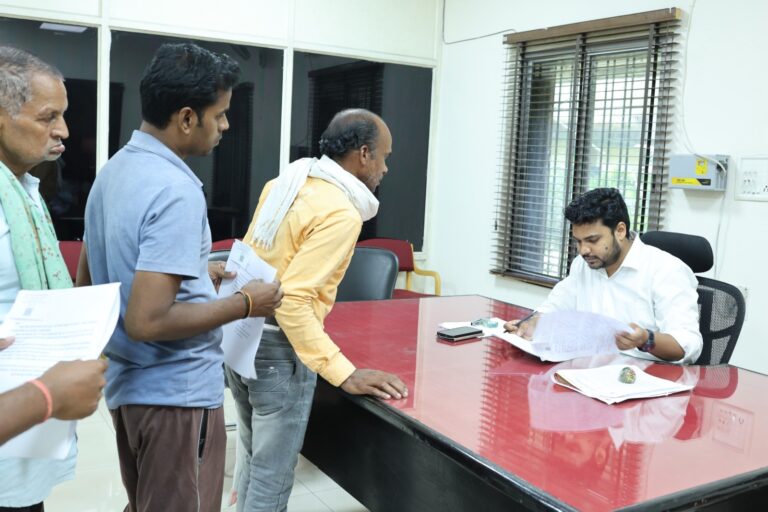 जनदर्शन में सुनी गई आमजनों की समस्याएं, समयबद्ध और गुणवत्तापूर्ण निराकरण के निर्देशपीएम विश्वकर्मा योजना के ऋण से लेकर पेयजल और आवास की मांग