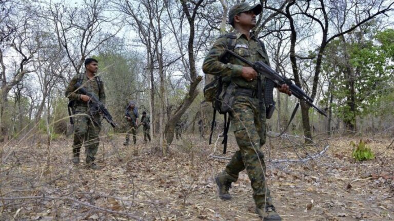 Naxal Encounter : पुलिस-नक्सली मुठभेड़ में 2 वर्दीधारी माओवादी ढेर; SLR और इंसास राइफल बरामद