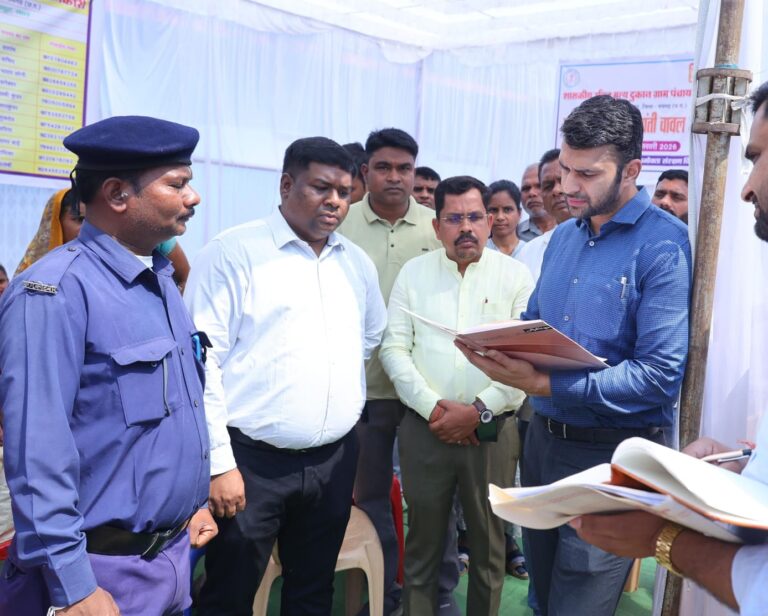 कोटवारों द्वारा संधारित मुसाफिर रजिस्टर का कलेक्टर ने किया निरीक्षणपंचायतों में मुसाफिर रजिस्टर संधारित करना ग्राम स्तर पर महत्वपूर्ण कार्य, इससे सूचना तंत्र को और मजबूत बनाने का आधार मिलता है