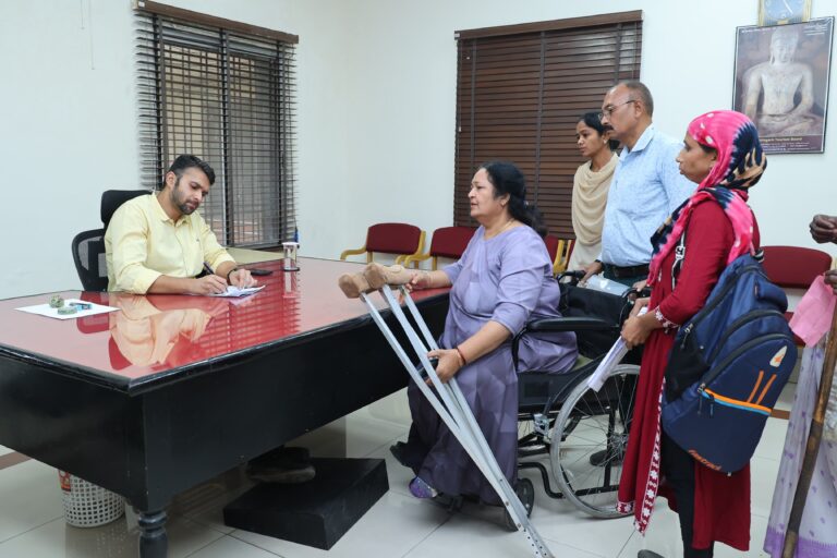 जनदर्शन में विभिन्न मांगों एवं समस्याओं को लेकर पहुंचे आवेदककलेक्टर ने प्राप्त आवेदनों का त्वरित निराकरण करने के निर्देश विभागीय अधिकारियों को दिए