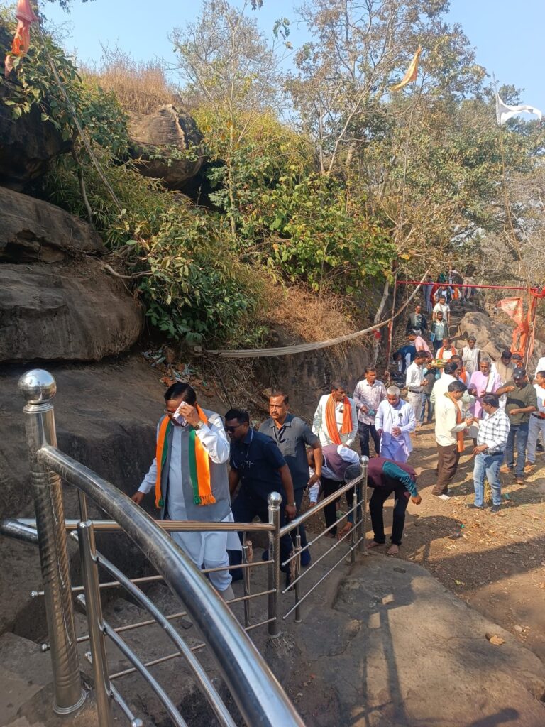 मां गढवतीय देवी धाम में सीढ़ी पानी सहित रोड निर्माण कार्य के लिए मिला 50लाख रुपए कि स्वीकृति