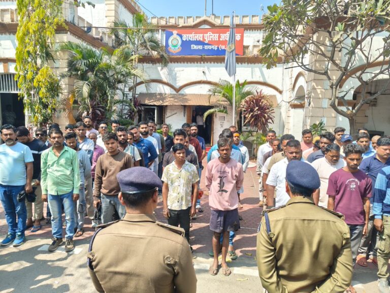 बदमाशों की क्लास —&nbsp; “अपराधों से तौबा कर ले बदमाश, अन्यथा रायगढ़ पुलिस करेगी कठोर कार्रवाई …… एसएसपी शशि मोहन सिंह”पुलिस कार्यालय में 100 से अधिक निगरानी, गुण्डा और आदतन बदमाशों की परेड, एसएसपी ने दी अंतिम चेतावनी