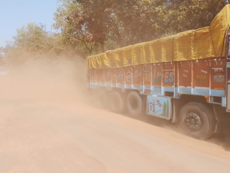 जशपुरनगर–लुड़ेग से चिकनिपानी–बागबहार मेन रोड बनी ‘धूल का दरिया’! जनता बेहाल, जिम्मेदार मालामाल? 