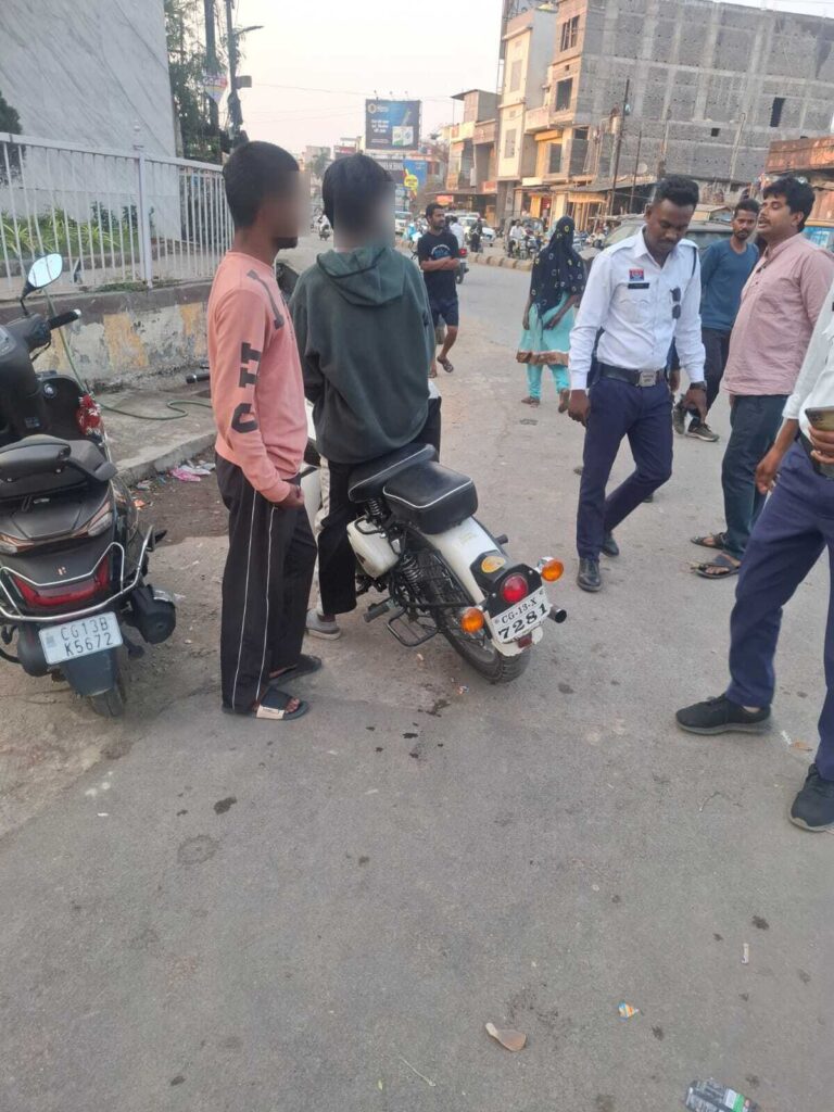 होली के मद्देनजर रायगढ़ पुलिस की सख्त कार्रवाई — 40 नाबालिग वाहन चालक पकड़े गए, अभिभावकों को थाने बुलाकर काटा गया चालान