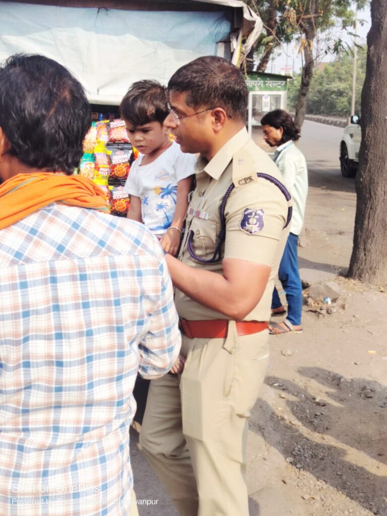 खाकी का मानवीय दायित्व — एडिशनल एसपी अनिल सोनी ने सड़क पर भटक रहे 2 वर्षीय बालक को मां से मिलाया