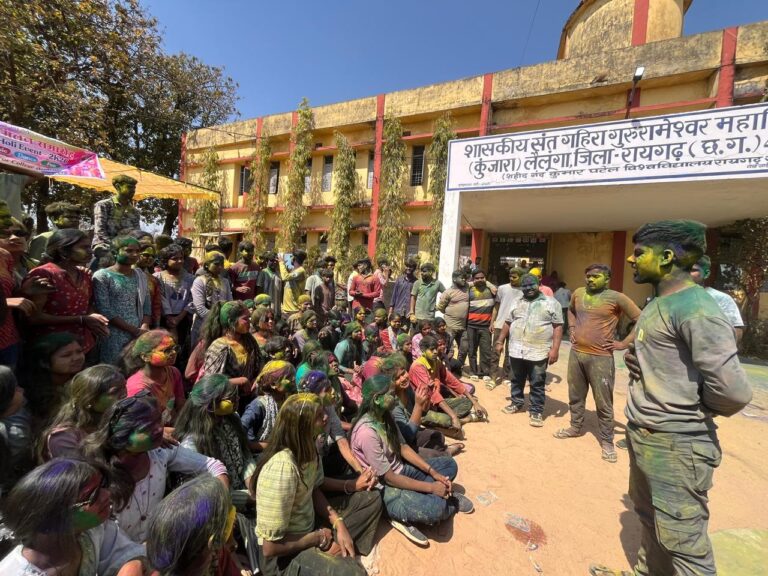 संत गहीरा गुरु रामेश्वर महाविद्यालय लैलूंगा  NSUI के द्वारा प्री होली कराया गयाजिसमें सैकड़ों छात्र छात्राएं प्री होली का आनंद लिए