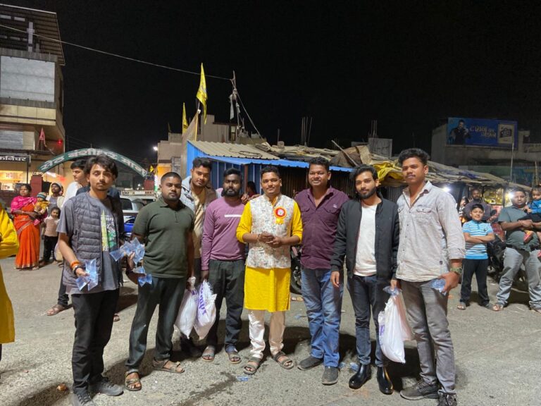 नवनियुक्त भारतीय जनता युवा मोर्चा अध्यक्ष रोहन यादव एवं उनकी पूरी टीम द्वारा लैलूंगा बस स्टैंड में जल वितरण
