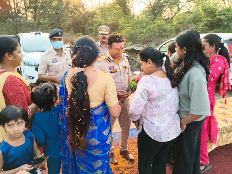 एसएसपी शशि मोहन सिंह पहुंचे “आशा प्रशामक देखभाल गृह”, वृद्धजनों का कुशलक्षेम जानकर दी होली की शुभकामनाएंवृद्धाश्रम पहुंचने पर आश्रम स्टाफ और सेवा में लगे युवाओं ने किया आत्मीय स्वागतसीनियर सिटीजन की सुरक्षा और कल्याण के लिए पुलिस की प्रतिबद्धता दोहराईरायगढ़ पुलिस हर त्योहार समाज के हर वर्ग के साथ मिलकर मनाएगी : एसएसपी शशि मोहन सिंह