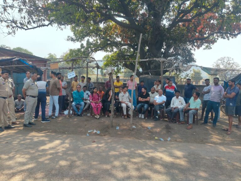 बिना अनुमति चक्काजाम करने वालों पर रायगढ़ पुलिस की सख्तीसराईपाली-गेरवानी मार्ग जाम कर प्रदर्शन करने वाले पर 03 नामजद समेत 15 लोगों पर पूंजीपथरा थाना में अपराध दर्जसराईपाली साप्ताहिक बाजार के पास मुख्य मार्ग बाधित कर रोकी गई वाहनों की आवाजाही, आमजन को हुई परेशानीएसडीएम घरघोड़ा, थाना प्रभारी पूंजीपथरा व पुलिस टीम पहुंची मौके पर, प्रदर्शनकारियों को समझाइश देकर जाम हटाया