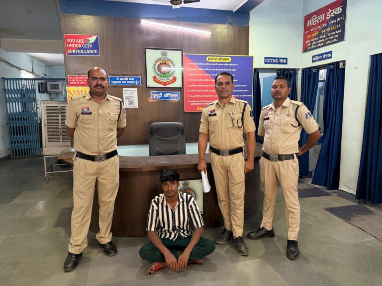 होली में युवक पर जानलेवा हमला करने वाले दो आरोपी पुलिस गिरफ्त मेंपुराने विवाद में युवक पर चापड़ और डंडे से किया गया था हमला, कोतरारोड़ पुलिस ने हत्या के प्रयास की धारा जोड़ी गई